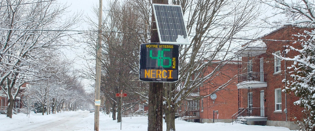 image radar de vitesse solaire kalitec accroché sur un poteau téléphonique en hiver