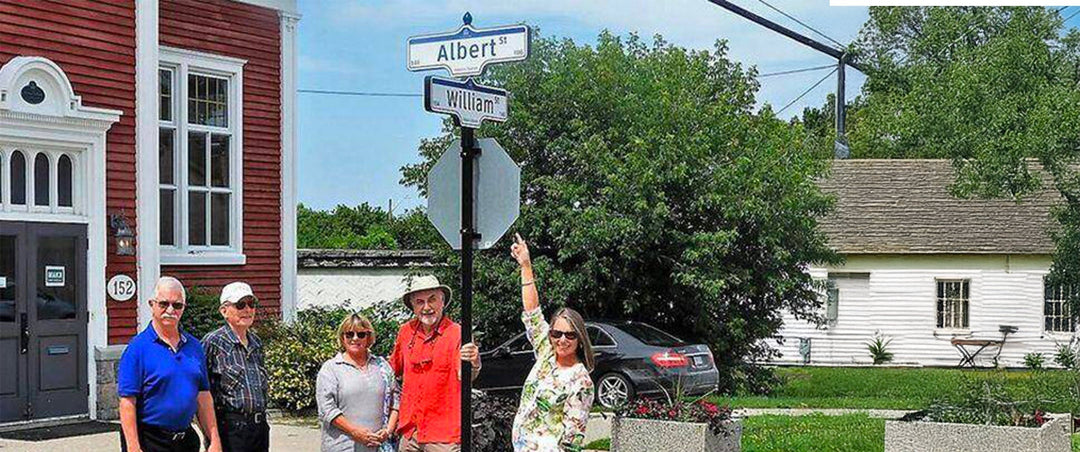 panneaux de rue caisson héritage installés sur un panneau arrêt avec des citoyens heureux